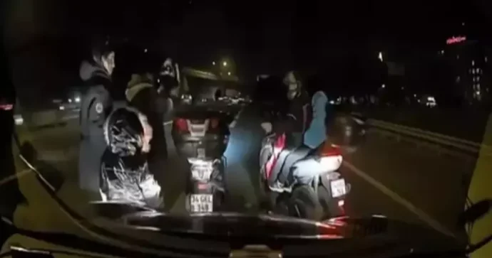 Kuryer qadın motosikleti yolun ortasında saxlayıb sürücü ilə mübahisə etdi VİDEO