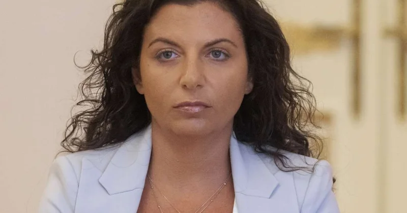 Русская армянка Марго Симоньян нашла у англичан дырку в словаре и радостно в нее упала