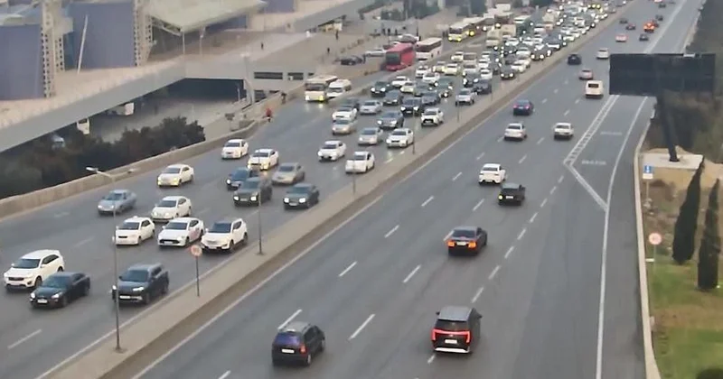 Bakının bir sıra yollarında nəqliyyatın sıxlığı müşahidə edilir