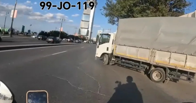 Avtomobillərin yolunu kəsən sürücü bu dəfə motosikletçiyə qəza şəraiti yaratdı VİDEO