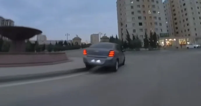 Manevri düzgün etməyən sürücü maşını dairəyə çırpdı VİDEO