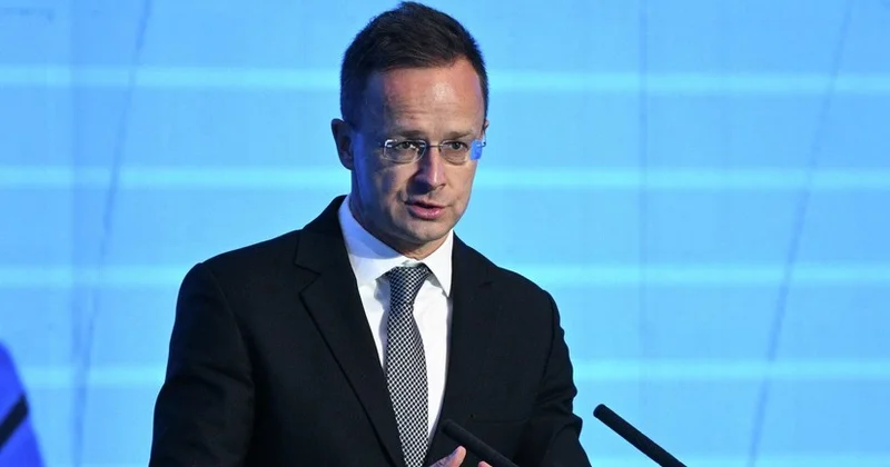 Macarıstanın XİN başçısı Szijarto Putinin tərcüməsinə yardım edib