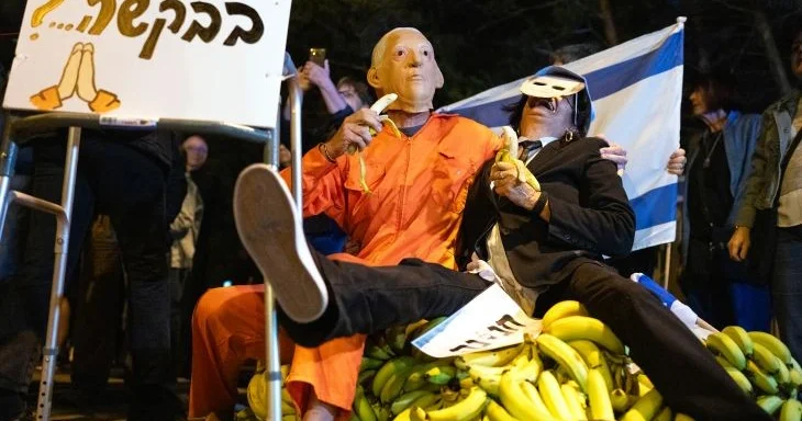 Netanyahunun dələduzluq əməllərinə görə əfv istəməsindən sonra Təl Əvivdə kəskin etiraz aksiyası keçirildi...+VİDEO