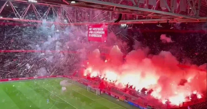 “Ayaks” azarkeşləri meydançada yanğın törətdi Video