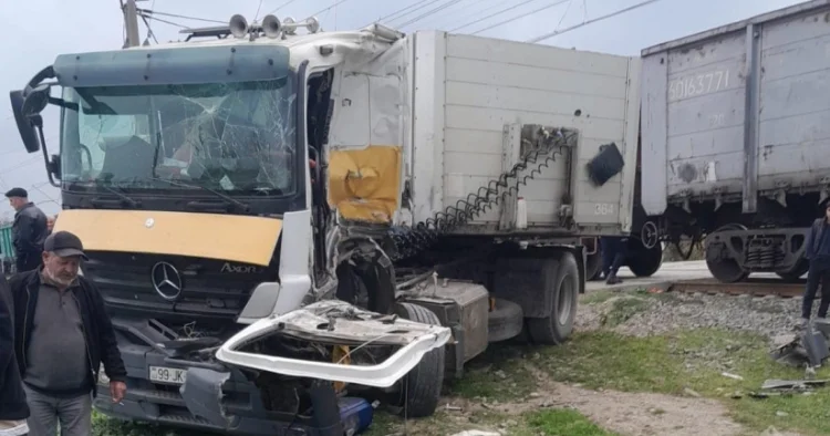 Şabranda qatar evakuatorla toqquşub