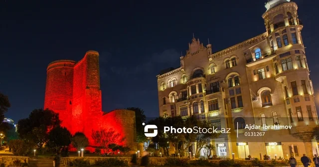 QİÇS lə Mübarizə Günü üçün Qız qalası qırmızı işıqlandırıldı FOTO