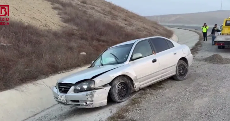 Avtomobil su kanalına aşdı Ər arvad xəsarət aldı VİDEO