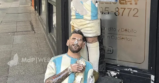 Messinin heykəlini ikiyə böldülər Fotolar