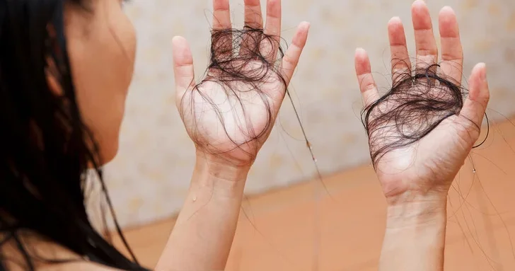 Ожирение печени ведет к выпадению волос, выяснили ученые