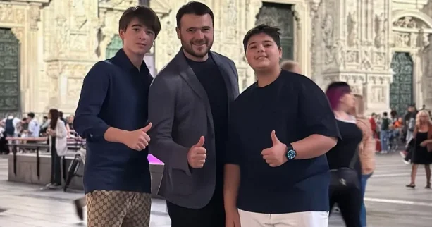 Xalq artisti əkizlərini təbrik etdi