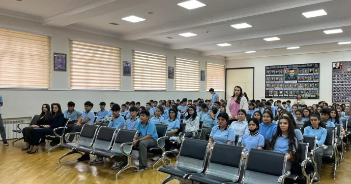 Polis Nizami rayonunda yerləşən 251 saylı tam orta məktəbdə maarifləndimə tədbiri keçirib FOTO
