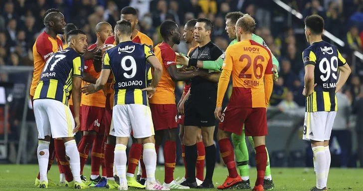 “Fənər” “Qalatasaray” matçında futbolçular arasında dava Video