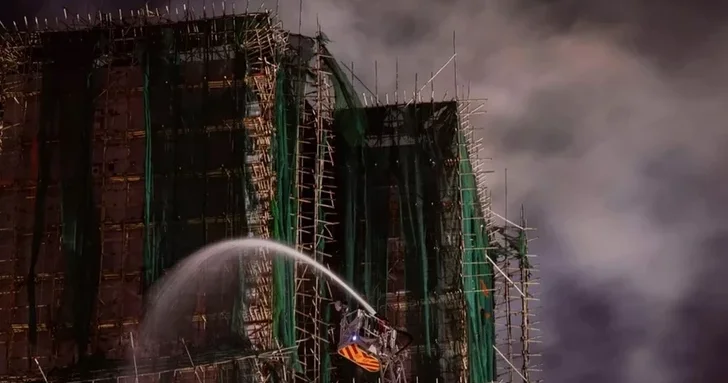 Коррупционный след в трагедии: 14 арестованных по делу о пожаре в Гонконге