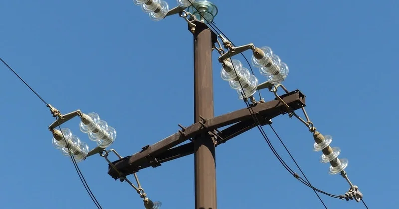 Azərbaycanda tragikomik HADİSƏ 35 yaşlı kişi elektrik dirəyinə çıxdığı üçün iki rayon İŞIQSIZ qaldı ÖZƏL