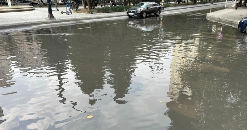 Bakıda su xətti partladı: Küçəni sel apardı FOTO