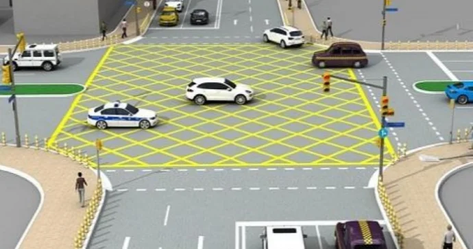 Qarşıda tıxac varsa, yolayrıcına daxil olmaq cərimə səbəbidir VİDEO