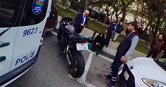 Bakıda təcili yardım maşınıyla motosiklet toqquşdu; qadın sürücü yaralandı VİDEO
