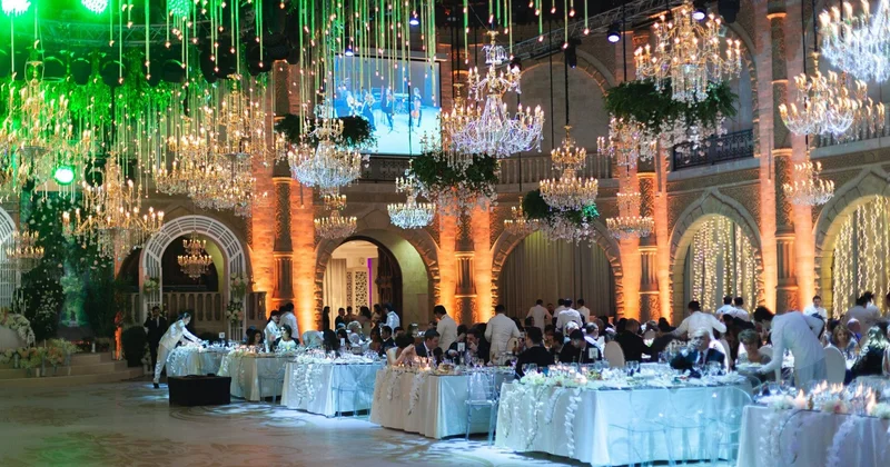 Bakıdakı bu dəbdəbəli toy kimindir? Yerli və xarici ulduzlar axın etdi VİDEO