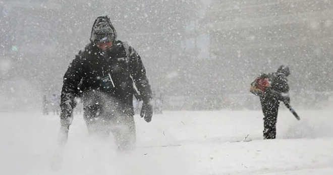 Güclü qar 50 avtomobilin toqquşmasına səbəb olub
