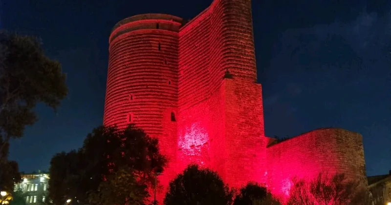 Qız Qalasındakı qırmızı işığın səbəbi açıqlandı FOTO