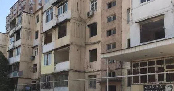 Liftə yağış suyu dolur, betonlar qopur: Bina niyə təmir edilmir?