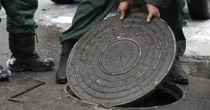 “Lyuk” qırılıb içərisində uşaqların olduğu maşına girdi VİDEO