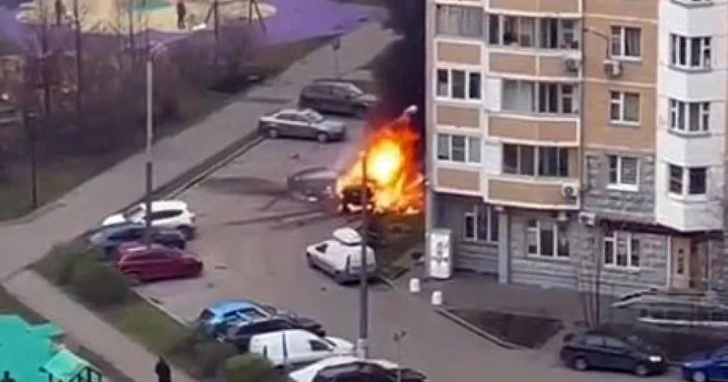 Moskvada yaşayış binasının həyətində avtomobil partlayıb VİDEO