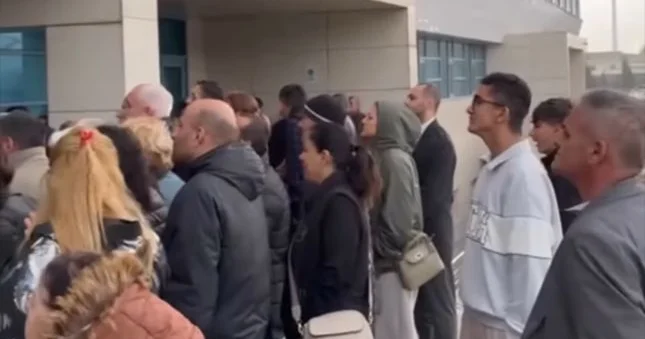 Elə bil Hindistandır... Aparıcılar Yeni Klinikadakı növbəni tənqid etdi