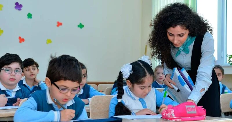 “Təhsilin əsas vəzifəsi öyrətməkdir” DOSENT