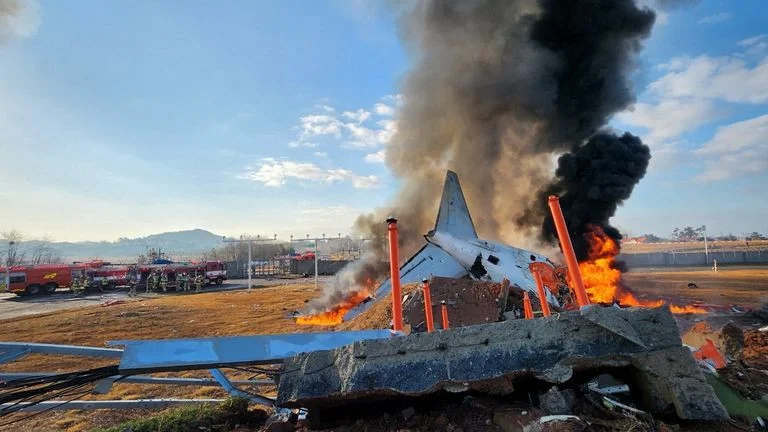 Cənubi Koreya polisi təyyarə qəzası ilə bağlı Muan aeroportunda axtarış aparıb