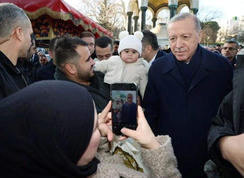 Ərdoğan vətəndaşlarla söhbət edib, xatirə şəkli çəkdirib FOTOLAR