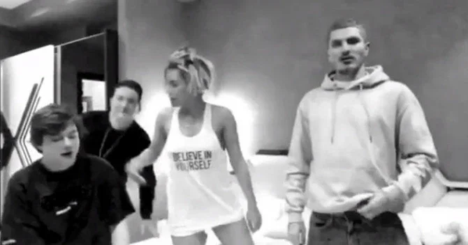 Röya 3 kişi ilə yataqda VİDEO