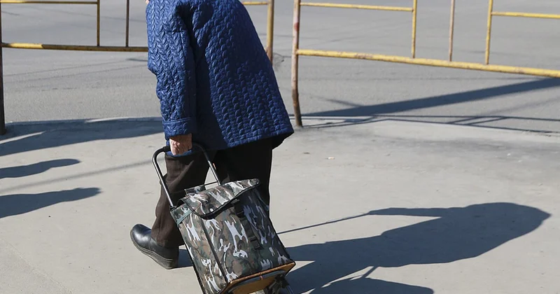 В Баку двое мужчин помогли старушке донести сумки из магазина и заодно ограбили ее Minval Politika