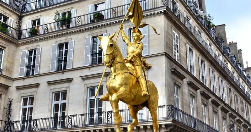 Le Parisien: В Париже задержали мужчину за кражу меча со статуи Жанны Д Арк