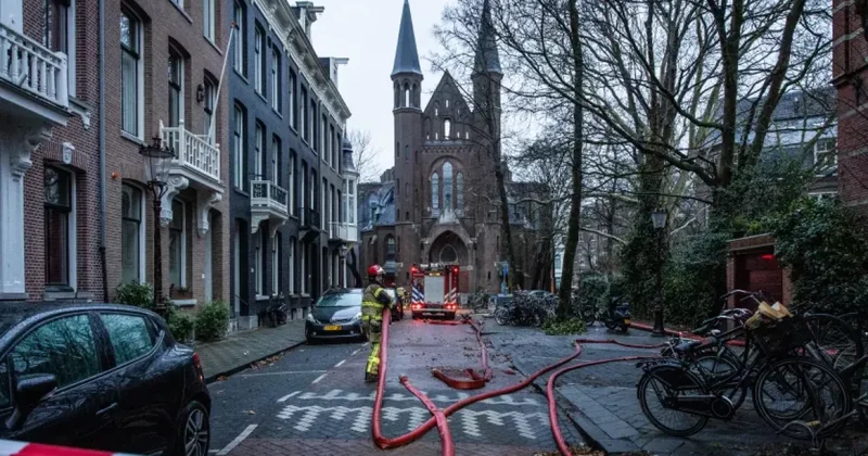 В Нидерландах отметили Новый год: фейерверки унесли жизни людей, а в Амстердаме сгорела церковь ФОТО