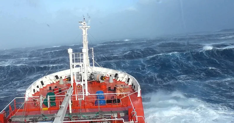 Судам на Каспии объявлено штормовое предупреждение из за сильного ветра Minval Politika