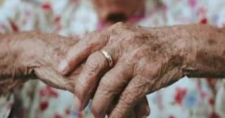 Kömək etdikləri 75 yaşlı qadını SOYDULAR