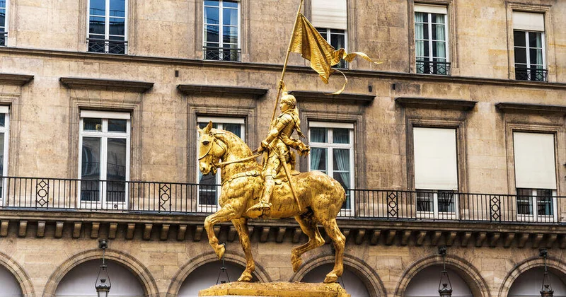 В Париже похитили часть меча у памятника Жанне д Арк