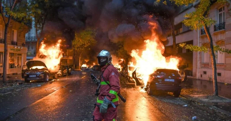 Fransada Yeni il gecəsi dəhşət: Yüzlərlə avtomobil yandırıldı