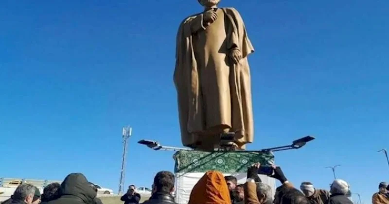 İbrahim Rəisinin aşan heykəli: Hələ yerinə qaytarılmır