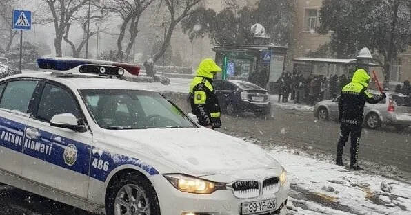 Yol polisindən qarlı hava ilə bağlı sürücülərə xəbərdarlıq