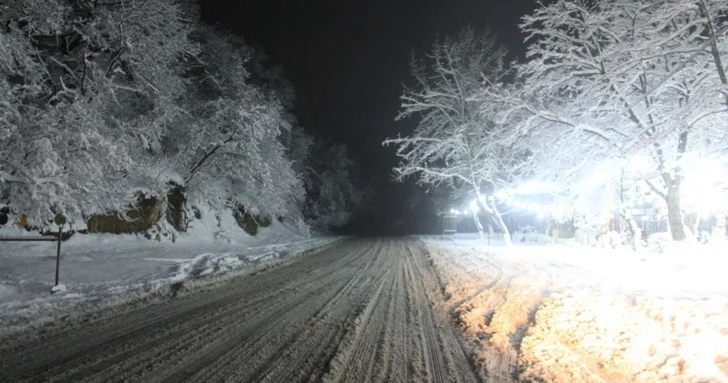 Водителям советуют избегать обледененных участков трассы Баку Шамахы