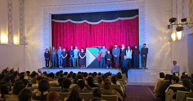 Bakı Uşaq və Gənclər teatrı insanları tamaşa ilə narkomaniya və QİÇS ə qarşı mübarizəyə çağırdı FOTO