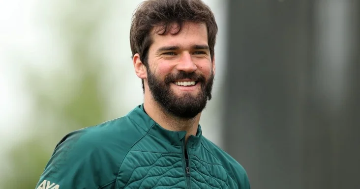 Liverpul un qapıçısı 100 ə çatdı