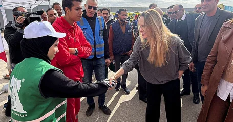 Анджелина Джоли навестила раненных палестинцев в Рафах Minval Politika