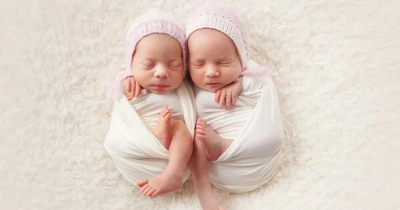Biri evdə, digəri xəstəxanada doğulan əkizlərlə bağlı ATADAN AÇIQLAMA