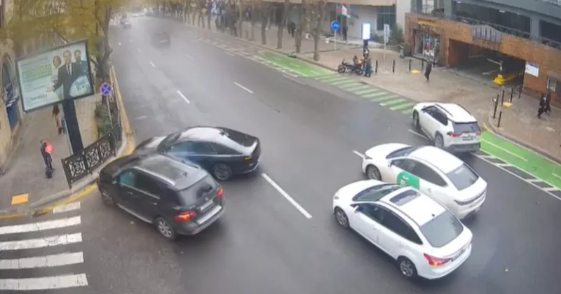 В центре Баку столкнулись автомобили, а пострадал ребенок на тротуаре ВИДЕО