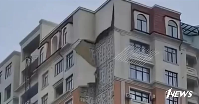 В Баку сильный ветер привел к обрушению фасада многоэтажного здания