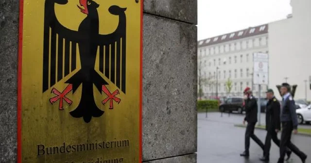 Ukraynalı kişilər döyüşmək üçün vətənlərinə qayıtmalıdırlar...