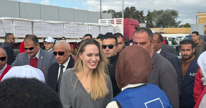 Ancelina Coli Refah məntəqəsinə gəldi, fələstinlilərlə görüşdü